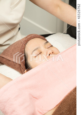 Wipe with a steam towel 48326762