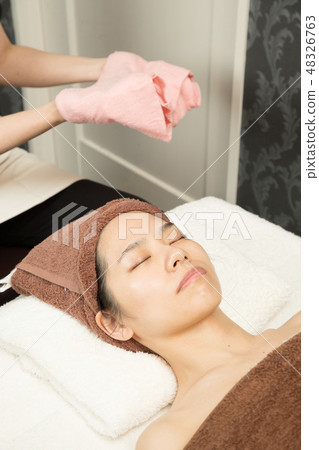 Wipe with a steam towel 48326763