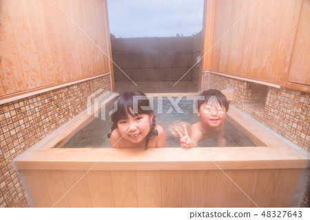 一個孩子進入溫泉 48327643