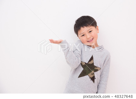 Children pointing with a smile 48327648