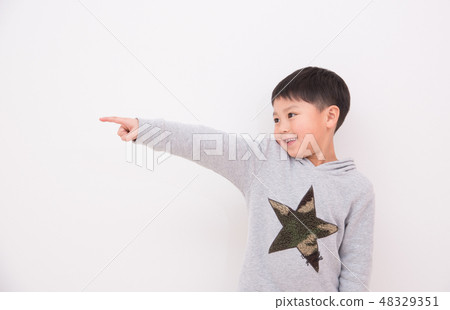 指向與微笑的孩子 指向與微笑的孩子 48329351