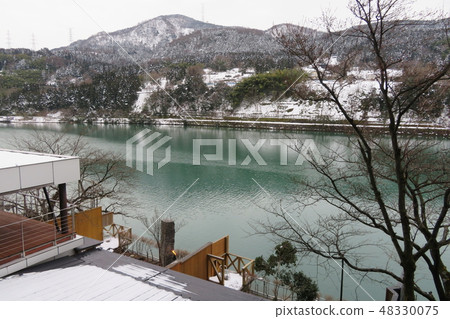山區和河流在冬天 山區和河流在冬天 48330075