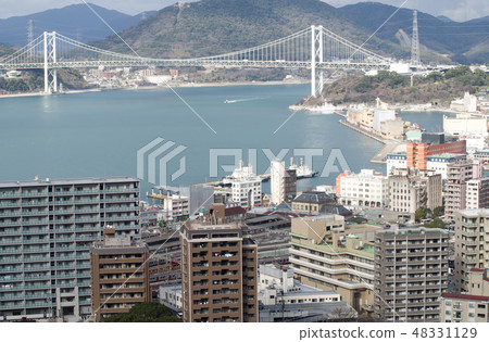 冬季城市的Mojiko港口 冬季城市的Mojiko港口 48331129