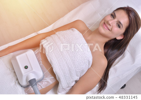 Beautiful woman getting cryolipolyse treatment 48331145