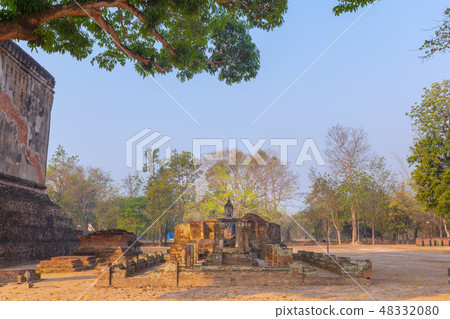 Wat Si Chum,Phra Achana at SukhothaiHistoricalpark Wat Si Chum,Phra Achana at SukhothaiHistoricalpark 48332080
