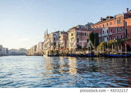 從觀光的威尼斯運河·格蘭德的長平底船的城市風景 48332217