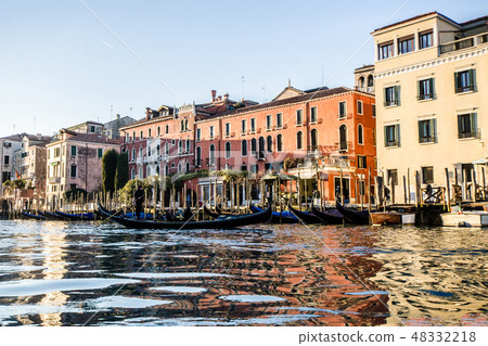 從觀光的威尼斯運河·格蘭德的長平底船的城市風景 48332218