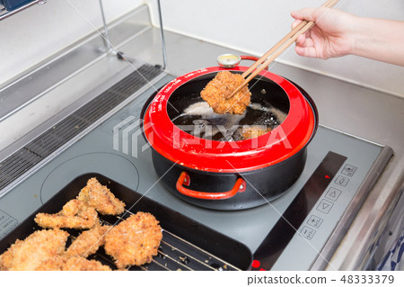 Female hand-fried pork cutlet 48333379