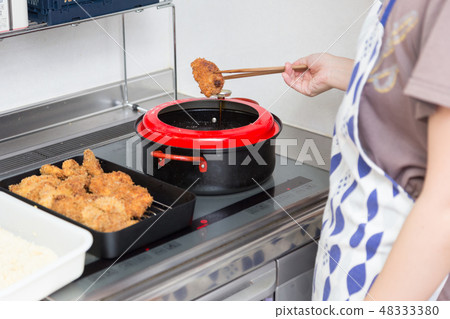 Female hand-fried pork cutlet 48333380