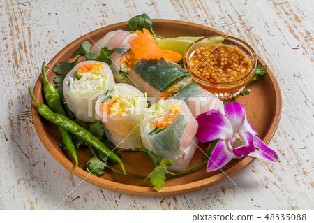 泰國未加工的捲卷泰國食物非油煎的春捲 泰國未加工的捲卷泰國食物非油煎的春捲 48335088