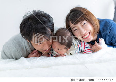 家庭照片躺下 48336247