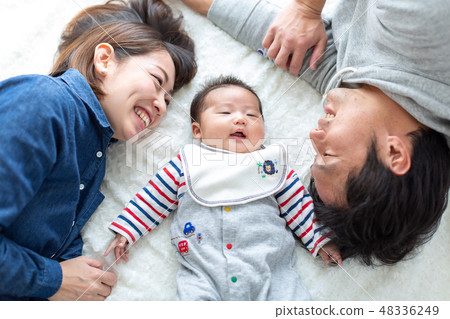 家庭照片睡覺姿勢 48336249