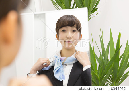 女商人圍巾襯衫鏡子服裝 48343012