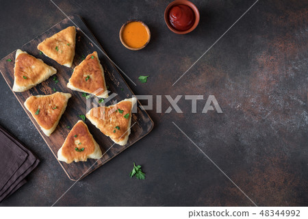Vegetarian samosas pies 48344992