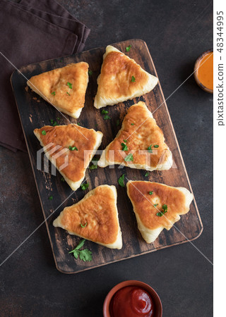 Vegetarian samosas pies 48344995