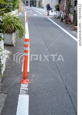 在車道分離白線的波蘭人 48345612