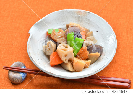 煨日式菜餚，燉煮的Chikuzen，煮根菜類蔬菜。竹筍，牛蒡，蓮藕，胡蘿蔔，香菇，煮在konnyaku。 48346483