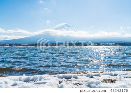 Mountain Fuji San at Kawaguchiko Lake. Mountain Fuji San at Kawaguchiko Lake. 48348176