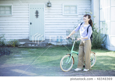 自行車和女士們 自行車和女士們 48348369
