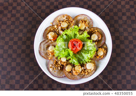 Fried scallops with garlic decorated with carrots 48350055