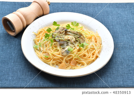Oyster (oyster) garlic and olive oil salty pasta. Arrio Orio, with sprout of salad celery. 48350913