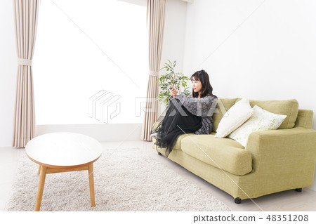 在家看電視的一個少婦 在家看電視的一個少婦 48351208