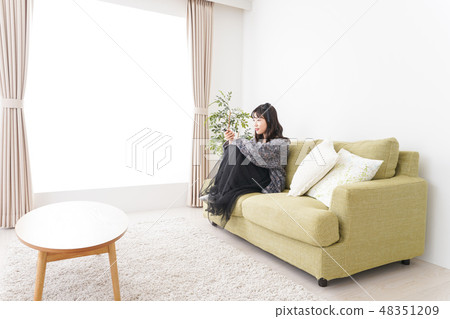 在家看電視的一個少婦 48351209