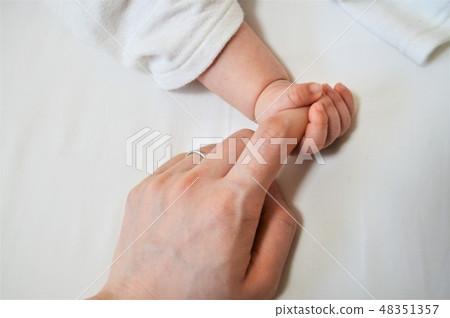 Baby hand 48351357