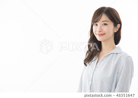 young woman      48351647