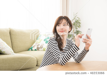 使用智慧型手機的女人 48353066