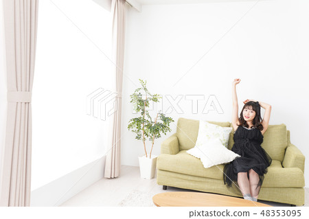 A young lady who relaxes at home 48353095