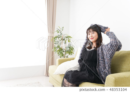 A young lady who relaxes at home 48353104