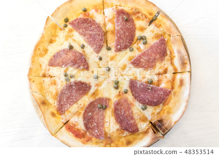 Salami Pizza 48353514