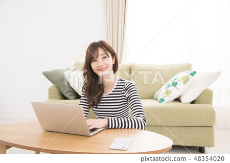 Woman study qualification exam laptop 48354020