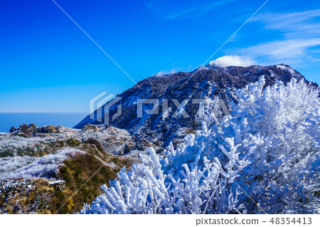 Heisei Shinzan from Fugendake (winter scenery of Unzendake and hoarfrost) [Unzen City, Nagasaki Prefecture] 48354413