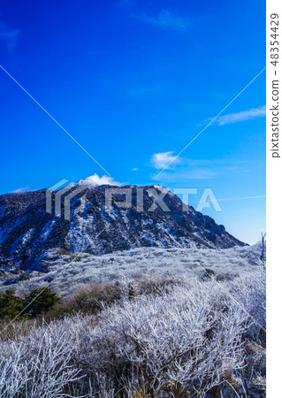 Heisei Shinzan from Fugendake (winter scenery of Unzendake and hoarfrost) [Unzen City, Nagasaki Prefecture] 48354429