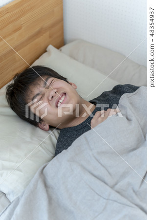 一個睡著的男孩不禁感冒中學的高中生 一個睡著的男孩不禁感冒中學的高中生 48354937