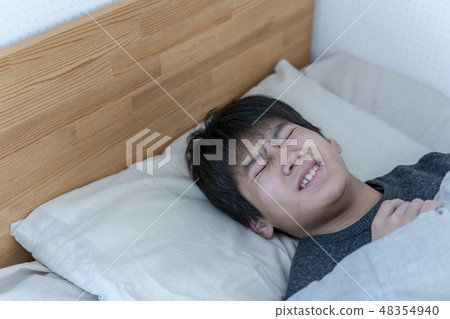 一個睡著的男孩不禁感冒中學的高中生 一個睡著的男孩不禁感冒中學的高中生 48354940