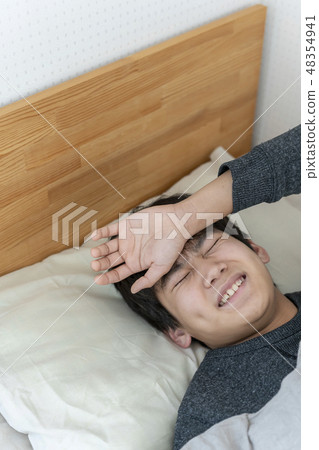 一個睡著的男孩不禁感冒中學的高中生 48354941