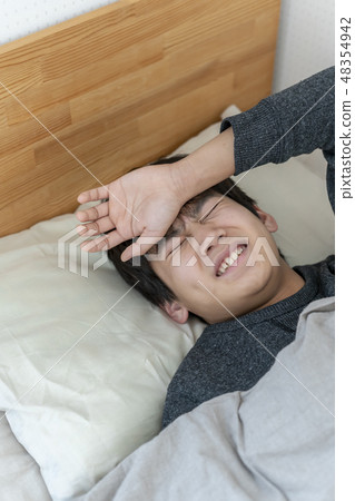 一個睡著的男孩不禁感冒中學的高中生 一個睡著的男孩不禁感冒中學的高中生 48354942