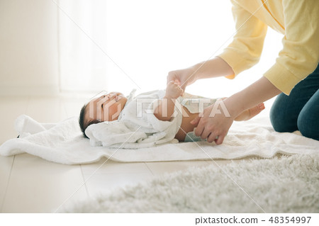 母親的手取代嬰兒的尿布尿布 48354997