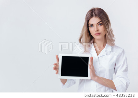 P young doctor showing the screen of digital tablet 48355238