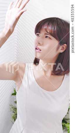asian woman afraid of suntan 48355594