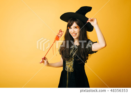 A young girl who makes a witch's cosplay in Halloween Japanese women 48356353