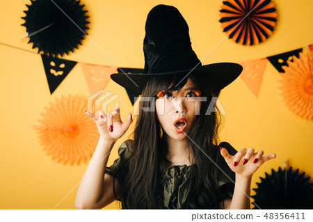 A young girl who makes a witch's cosplay in Halloween Japanese women 48356411