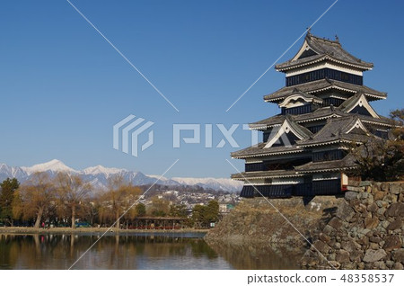 信州國寶松本城冬季北阿爾卑斯山降雪和戰國時期松本旅遊中心城堡塔 信州國寶松本城冬季北阿爾卑斯山降雪和戰國時期松本旅遊中心城堡塔 48358537