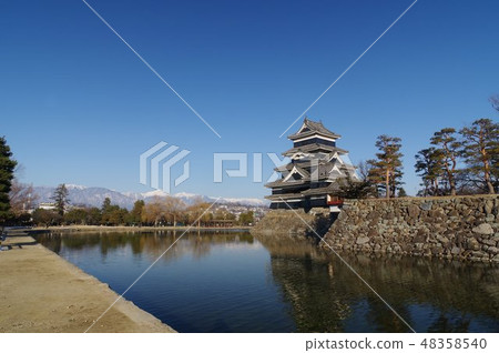 信州國寶松本城冬季北阿爾卑斯山降雪和戰國時期松本旅遊中心城堡塔 信州國寶松本城冬季北阿爾卑斯山降雪和戰國時期松本旅遊中心城堡塔 48358540
