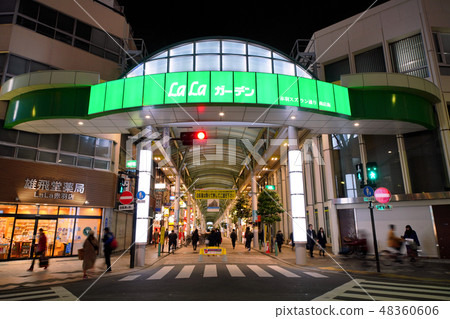東京都市風景風景在日本Akabane駐地LaLa庭院Akagi對燈籠街購物街道視圖 東京都市風景風景在日本Akabane駐地LaLa庭院Akagi對燈籠街購物街道視圖 48360606