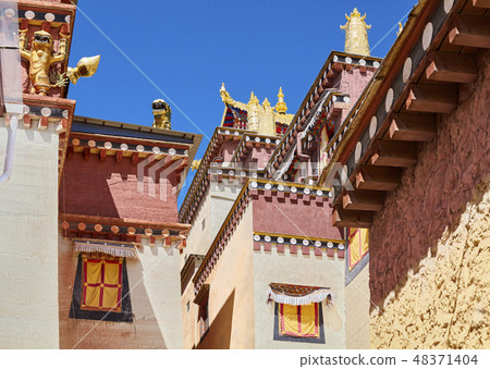 Architecture details of the Songzanlin Monastery. 48371404