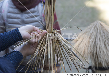 Work on the snow-hung ball decoration (warabichi) Work on the snow-hung ball decoration (warabichi) 48373131